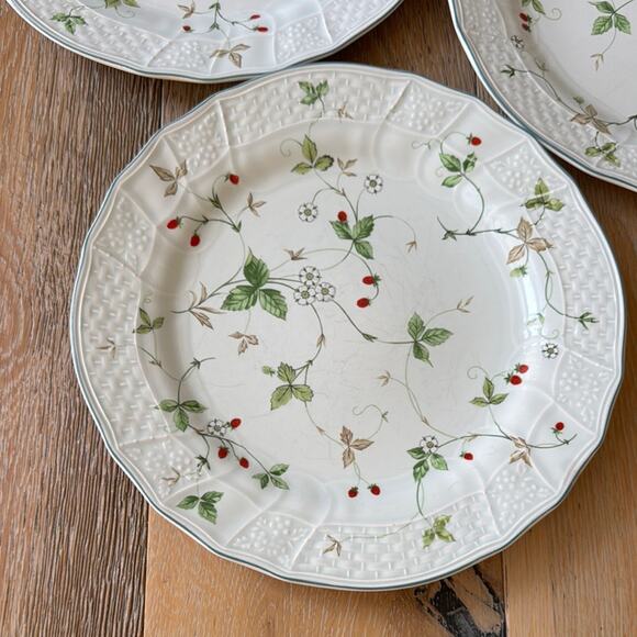 Vintage Mikasa Antique Green Strawberry Fair Plates Set of 3 - Picture 1 of 5